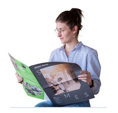 ph-woman-smart-times-Mobile Frau liest die smart times, das Magazin rund um das Smart Home.
